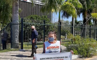 Trabalhadores do setor público realizam ato em frente a ALESP