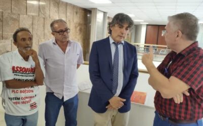 Deputado Giannazi em conversa com servidores