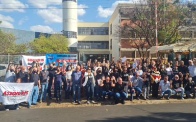 Servidores de Ribeirão Preto param a rua em frente ao fórum de Ribeirão Preto em ato