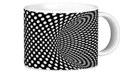 Uma xícara normal com uma ilusão de ótica.