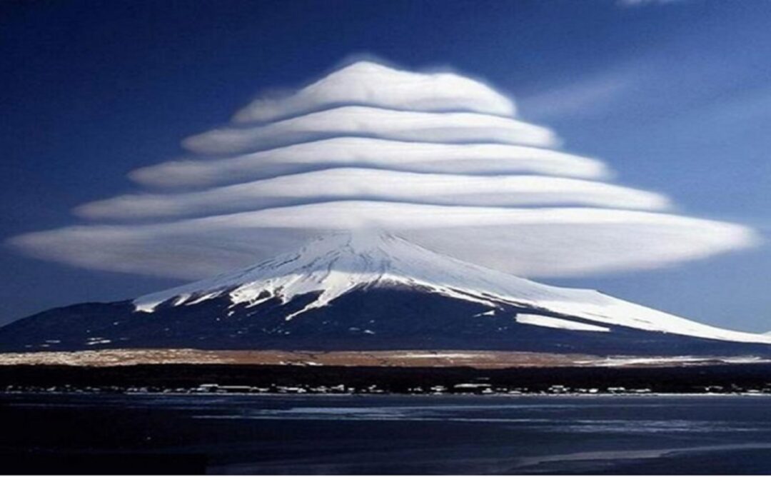 Formações de nuvens lenticulares