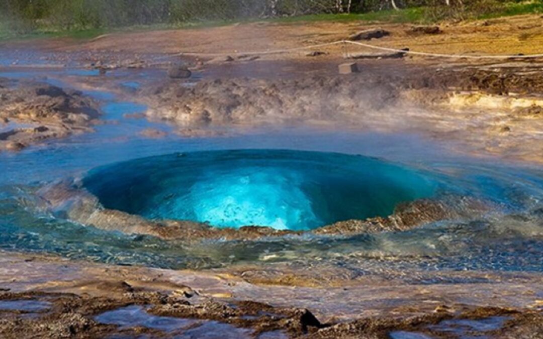 Gêiser Strokkur antes da erupção, Islândia