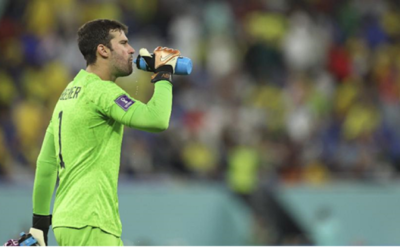 Não é o que você pensa: por que jogadores cospem líquido que bebem em jogo?