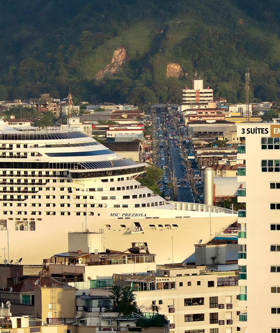 Foto impressionante de navio ‘invadindo’ cidades no litoral de SP tem efeito gerado por ilusão de ótica