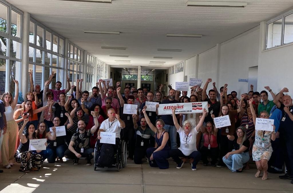 SERVIDORES DE CAMPINAS EM PROTESTO AO NÃO CUMPRIMENTO AO  DIREITO CONSTITUCIONAL DA DATA BASE DELIBERAM PELA PARALISAÇÃO