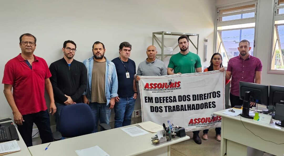 BASTOS – SERVIDORES DO TJSP COM PERDA INFLACIONÁRIA ACUMULADA EM 25% DECIDEM PARAR